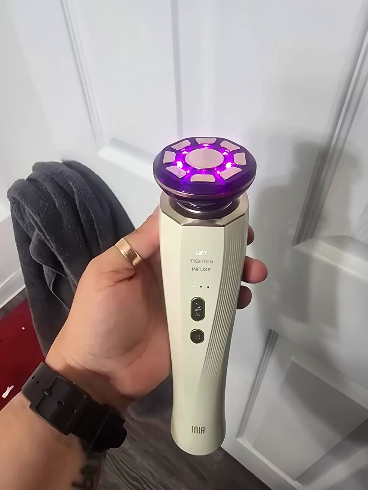 INIA Flare Microcurrent Facial Device Review thumbnail 3